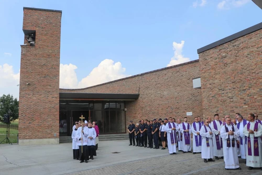 FOTO: Sprovod svećenika Dražena Akmačića u Požegi