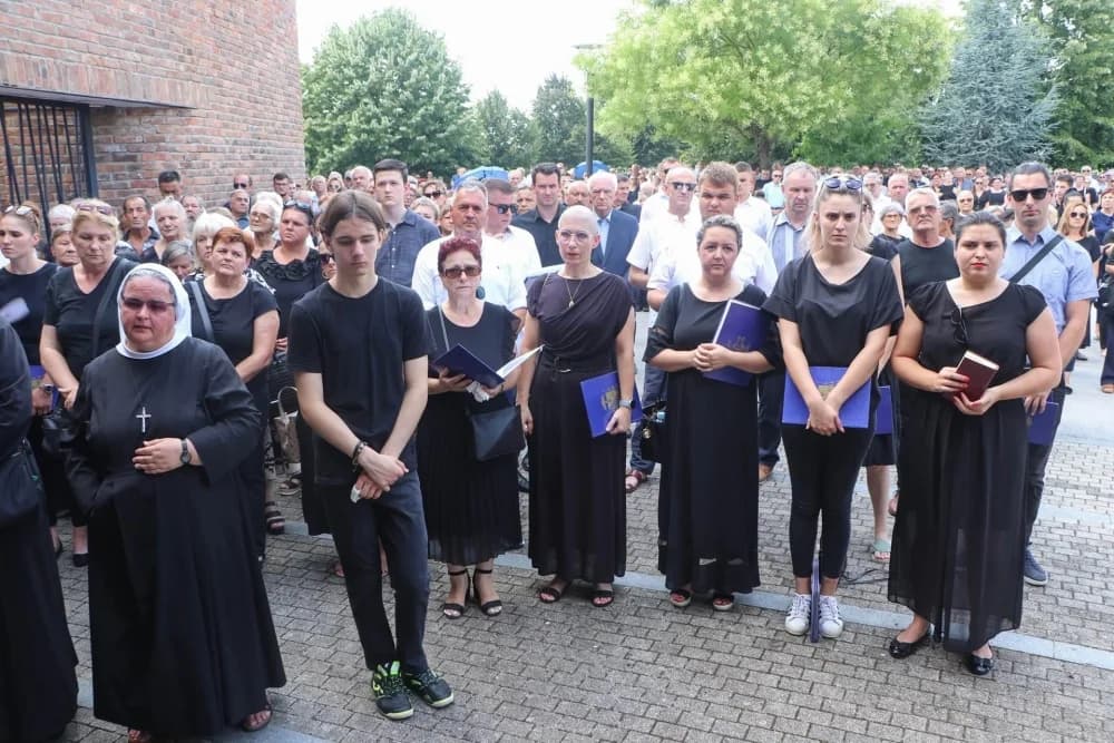 FOTO: Sprovod svećenika Dražena Akmačića u Požegi