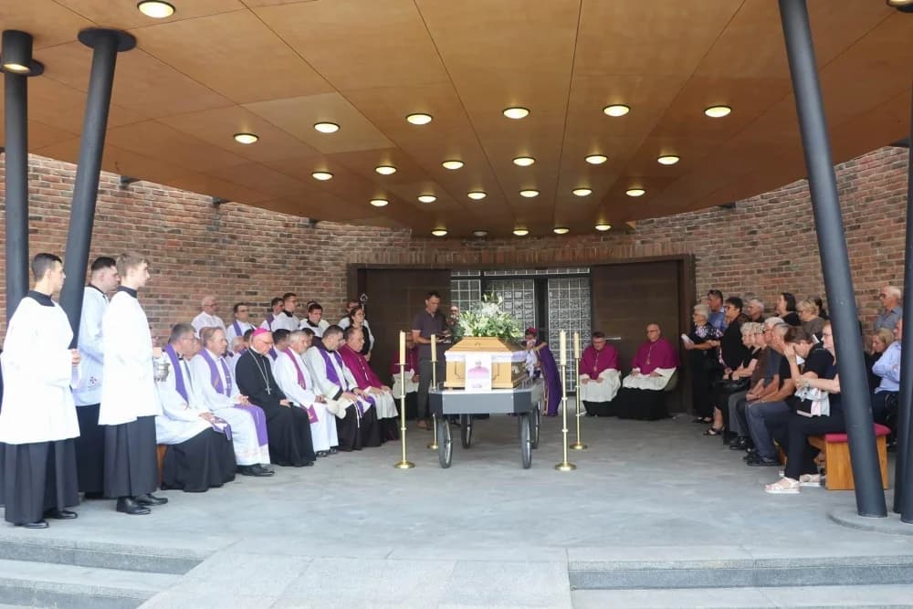 FOTO: Sprovod svećenika Dražena Akmačića u Požegi
