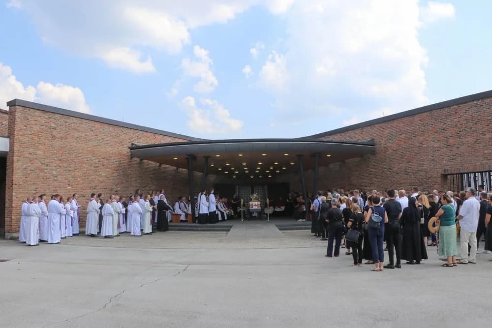 FOTO: Sprovod svećenika Dražena Akmačića u Požegi