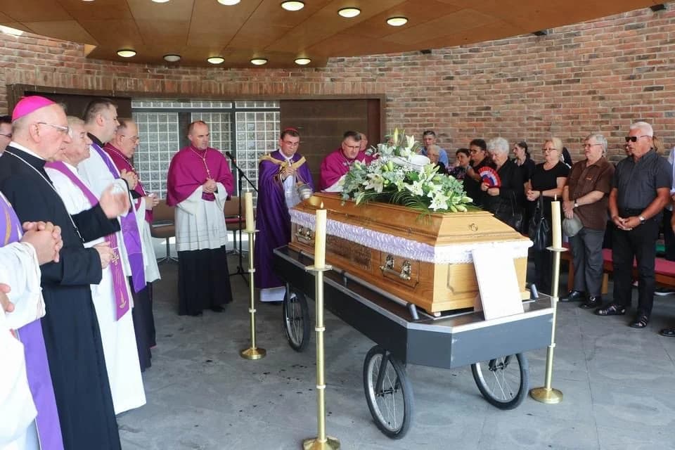 FOTO: Sprovod svećenika Dražena Akmačića u Požegi