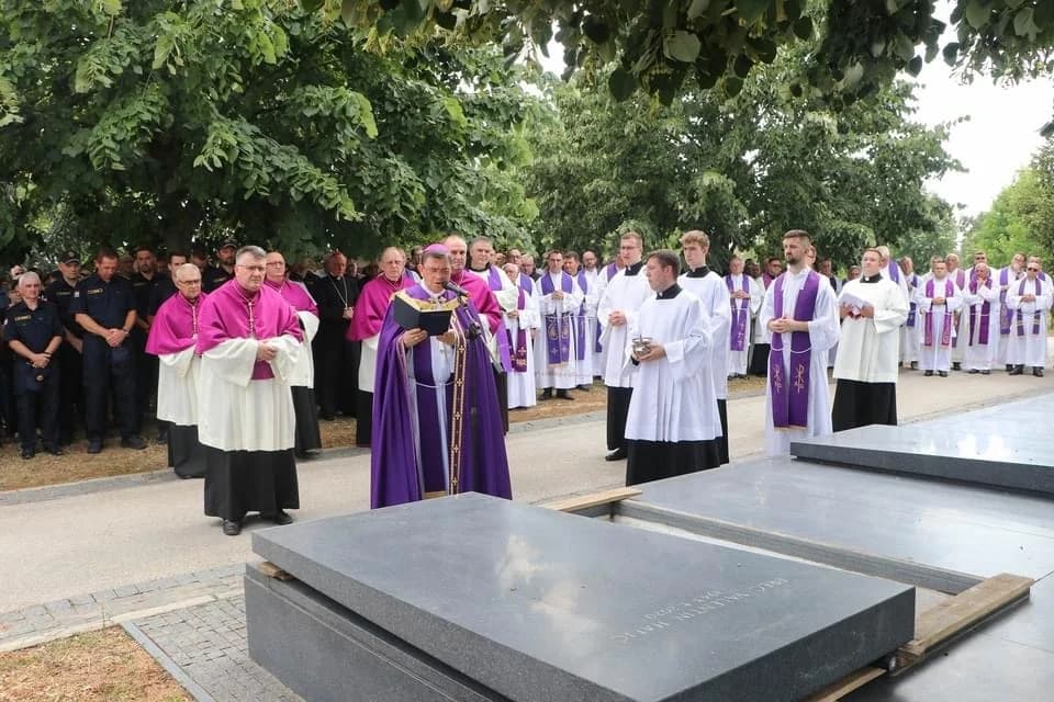 FOTO: Sprovod svećenika Dražena Akmačića u Požegi