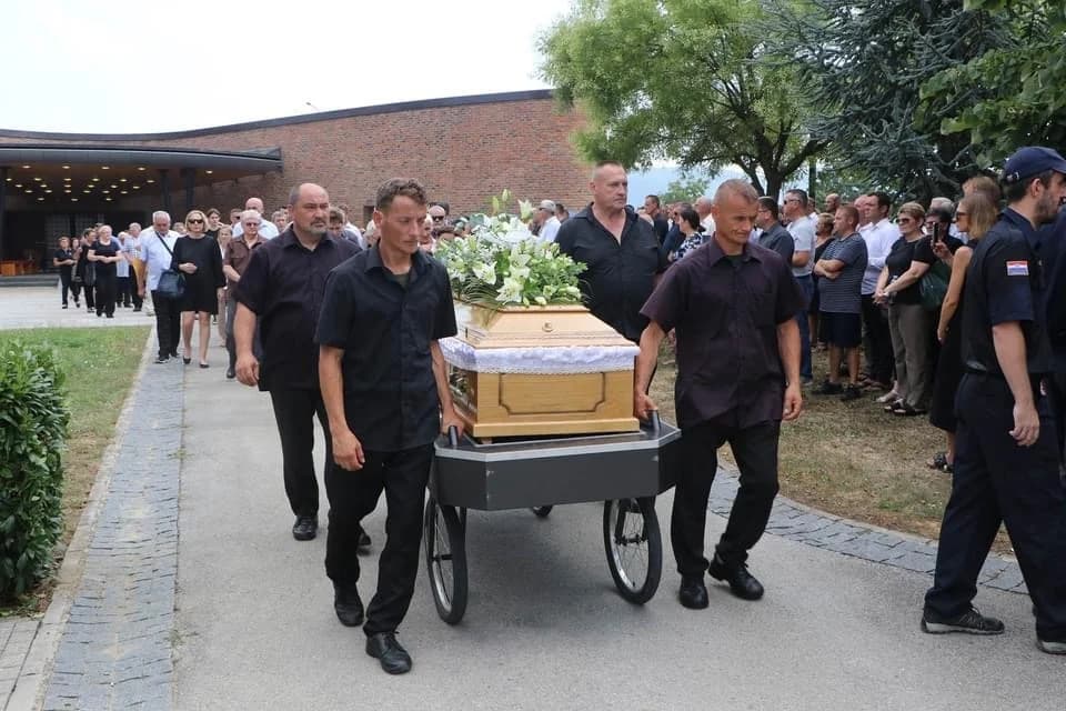 FOTO: Sprovod svećenika Dražena Akmačića u Požegi