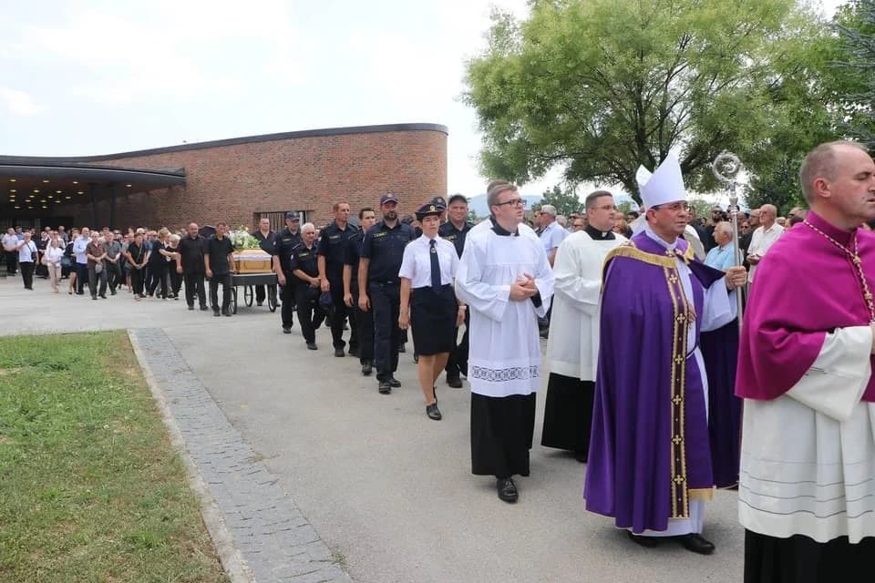 FOTO: Sprovod svećenika Dražena Akmačića u Požegi