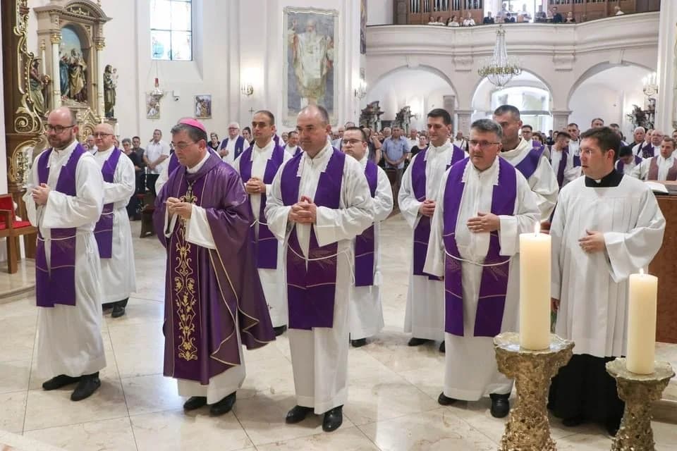 FOTO: Sprovod svećenika Dražena Akmačića u Požegi