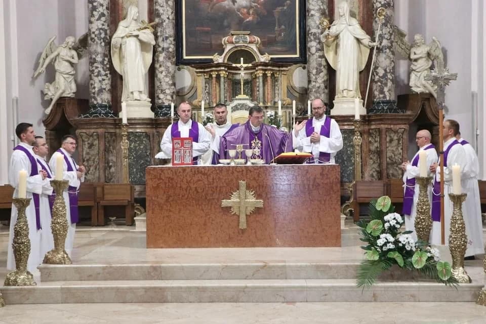 FOTO: Sprovod svećenika Dražena Akmačića u Požegi