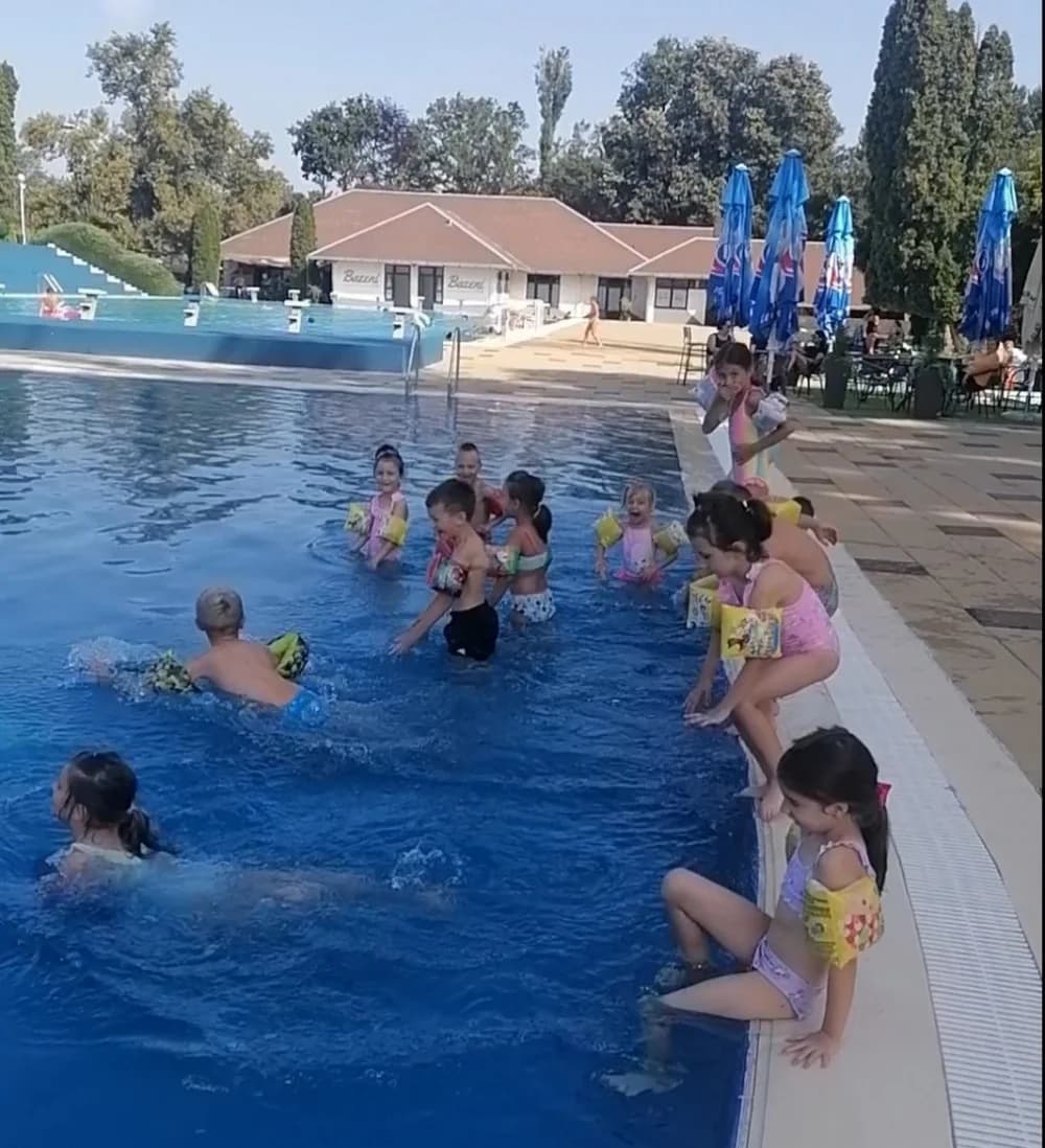 Djeca iz lipičkog DV Kockica na kupanju na bazenima