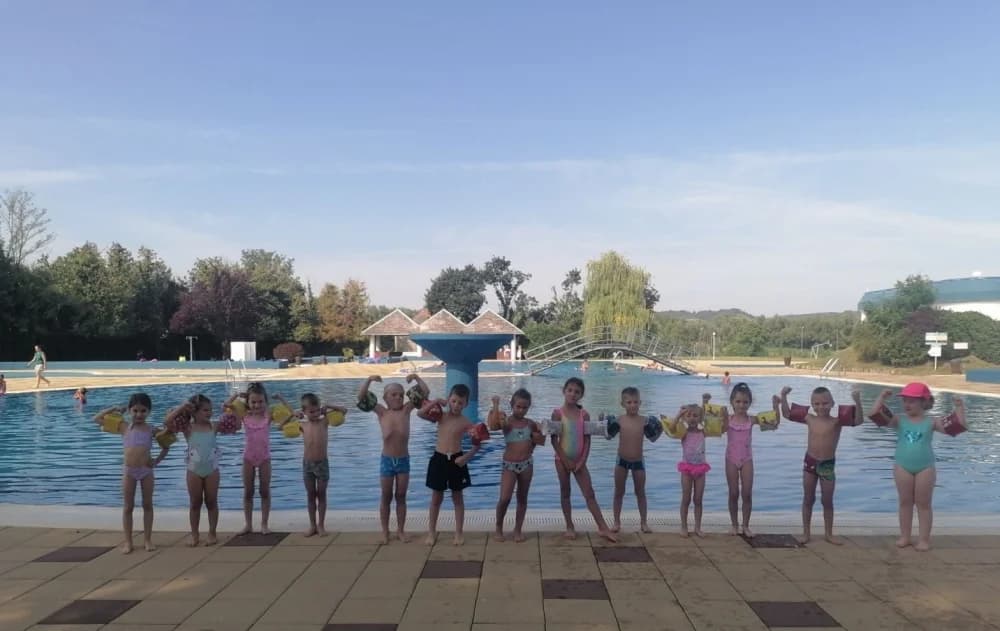 Djeca iz lipičkog DV Kockica na kupanju na bazenima