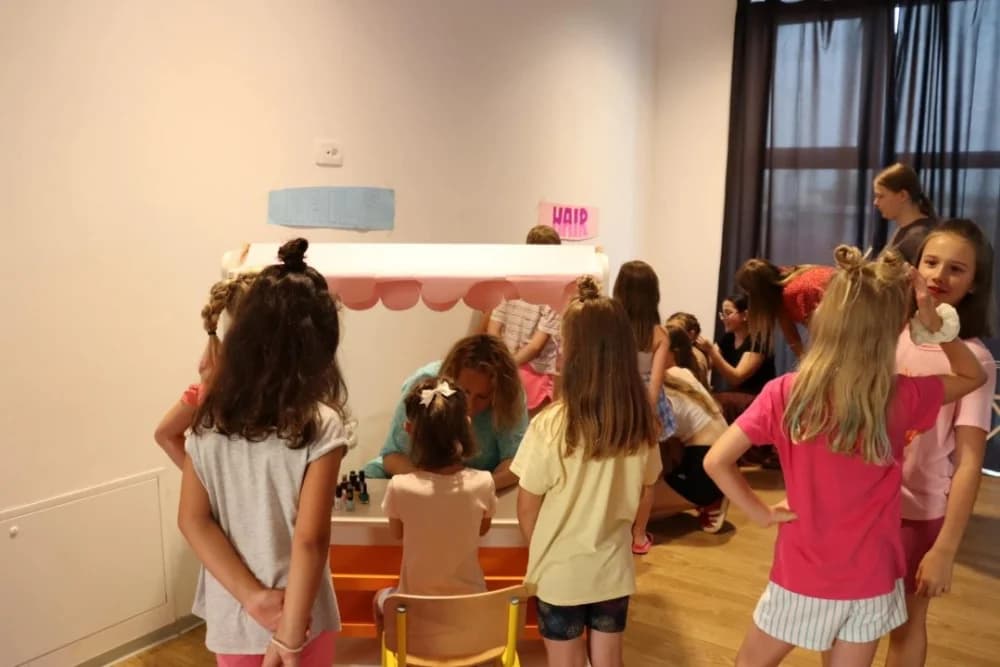 Beauty star radionica u Kutjevu, djevojčice uživale u uređivanju
