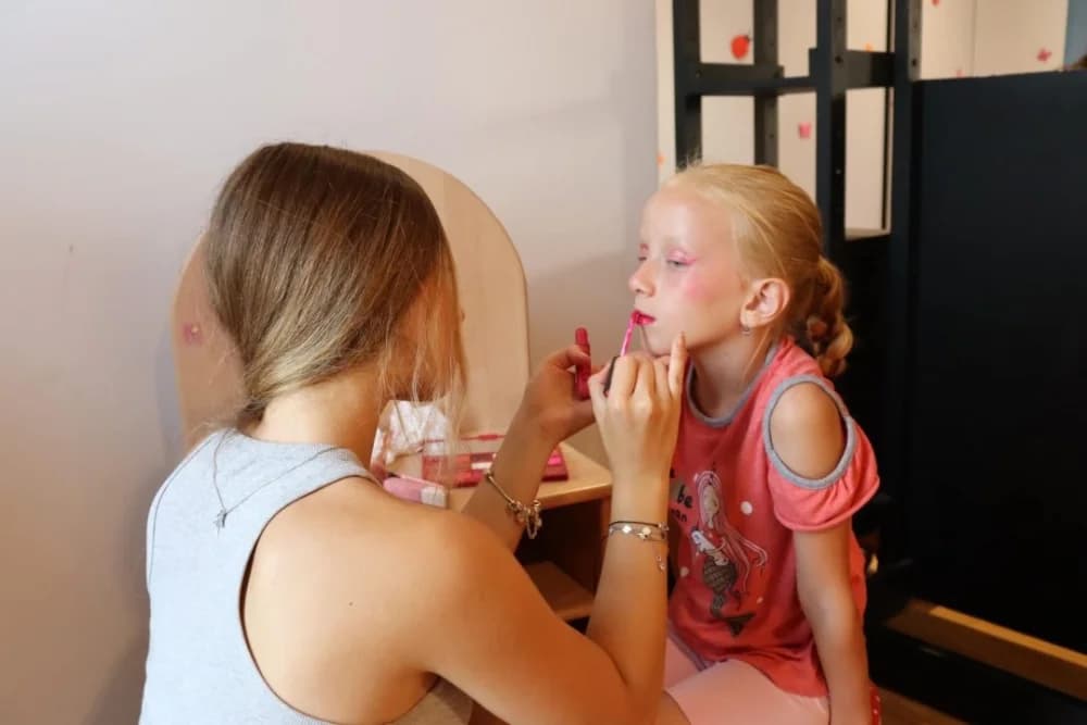 Beauty star radionica u Kutjevu, djevojčice uživale u uređivanju