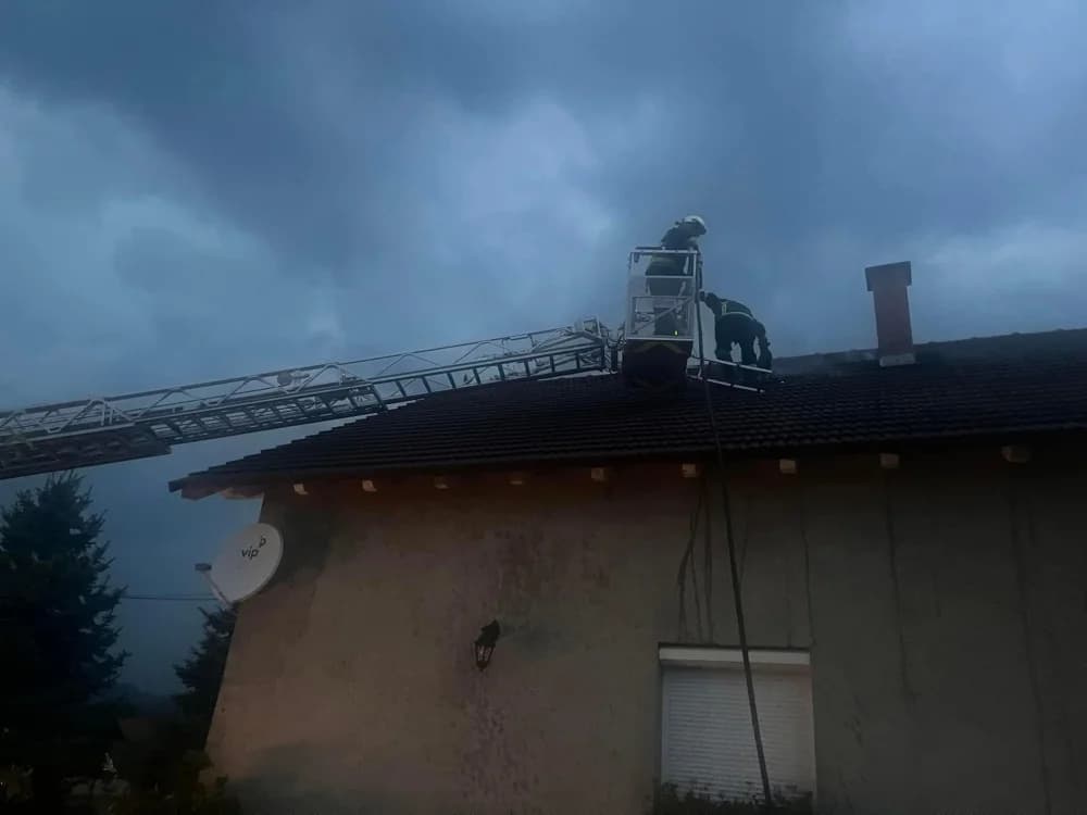 Udar groma u krov kuće
