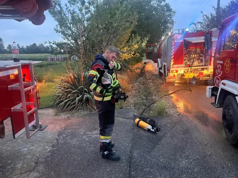 KAPTOL: Grom udario u krov kuće i zapalio ga