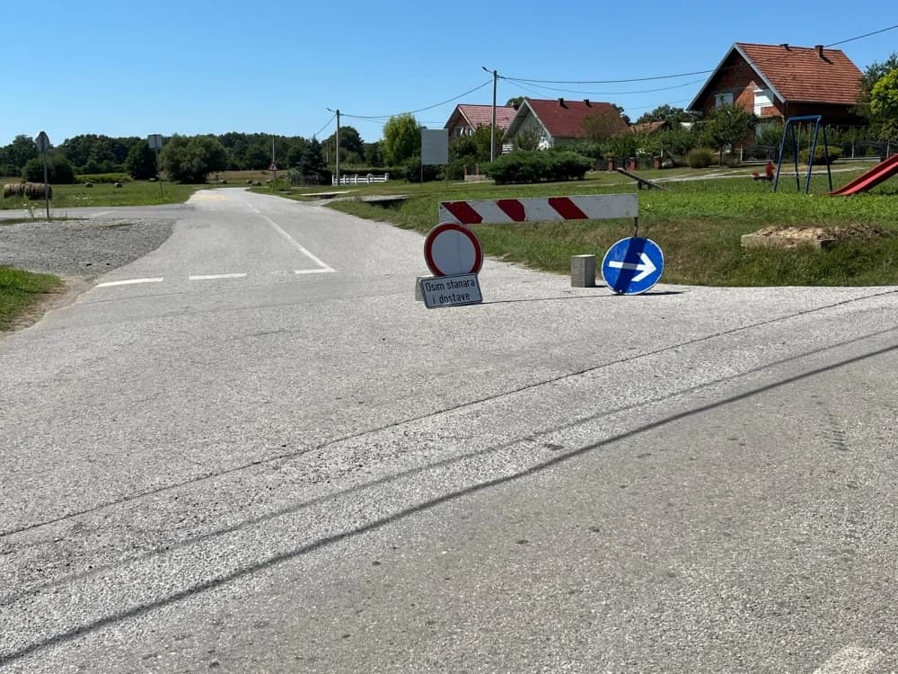 FOTO: Cesta prema Staroj Lipi već mjesec dana zatvorena za promet. Rupa još uvijek nije sanirana