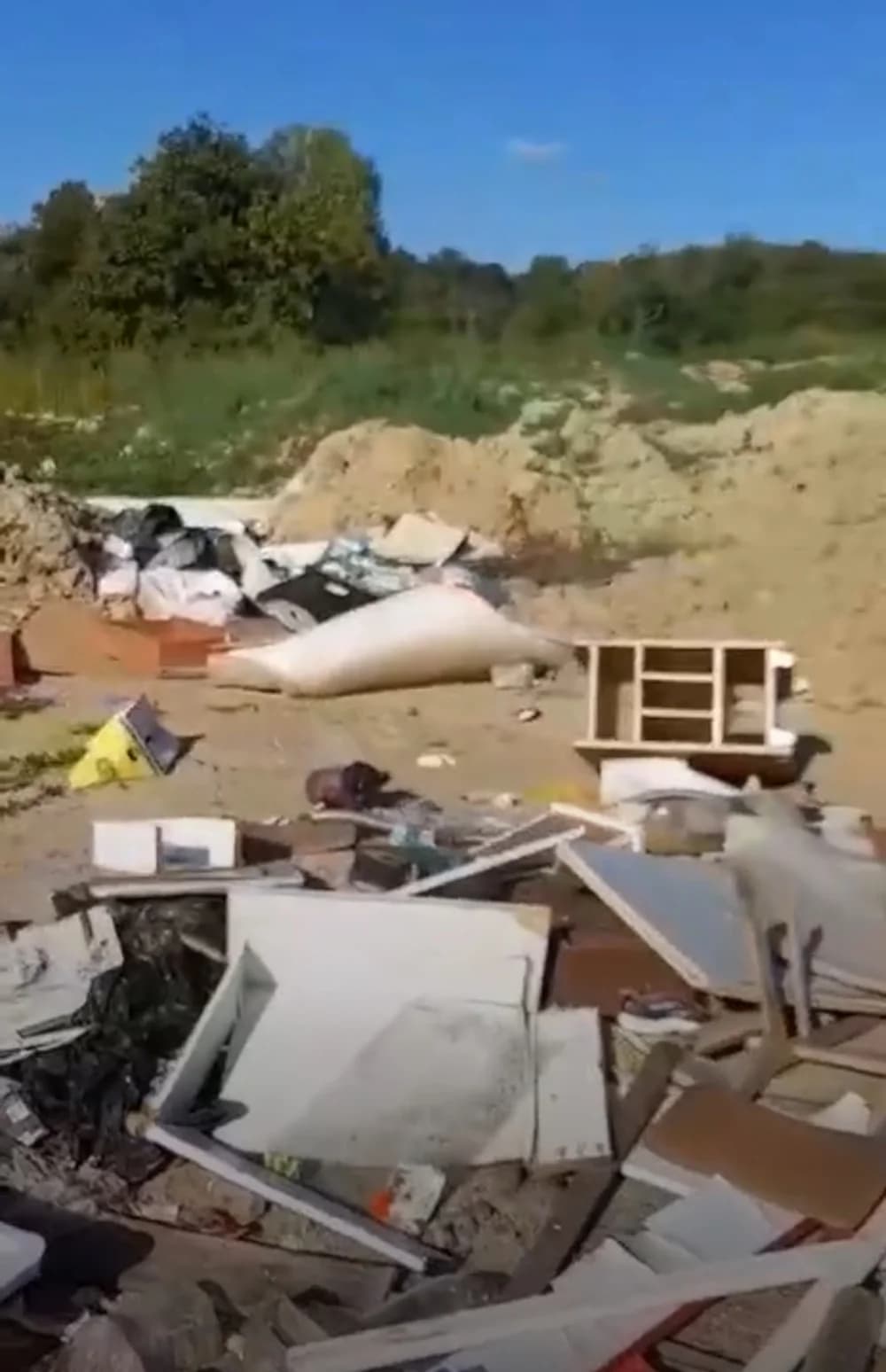 Sramotan incident u Zagrađu! Ležerno izbacivali razni otpad na zelenu površinu