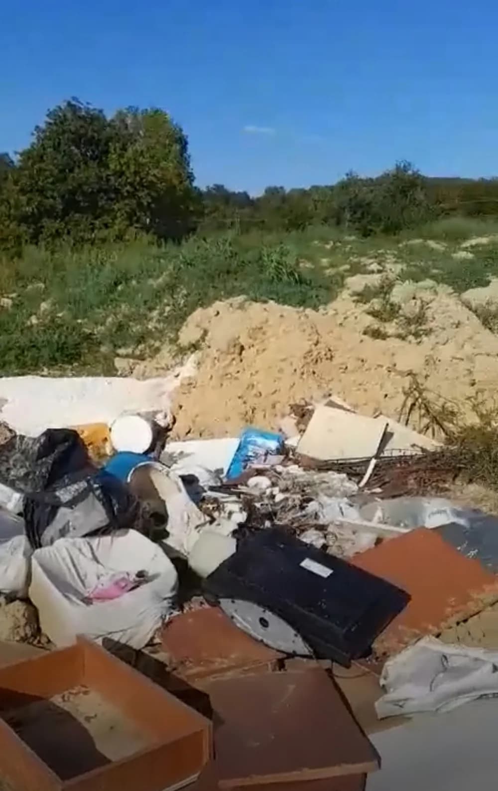Sramotan incident u Zagrađu! Ležerno izbacivali razni otpad na zelenu površinu