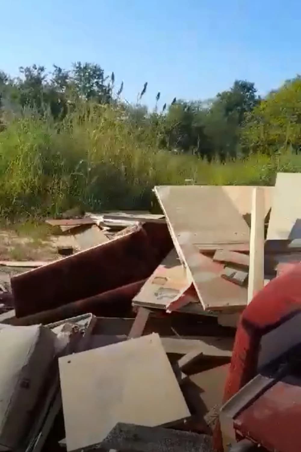 Sramotan incident u Zagrađu! Ležerno izbacivali razni otpad na zelenu površinu