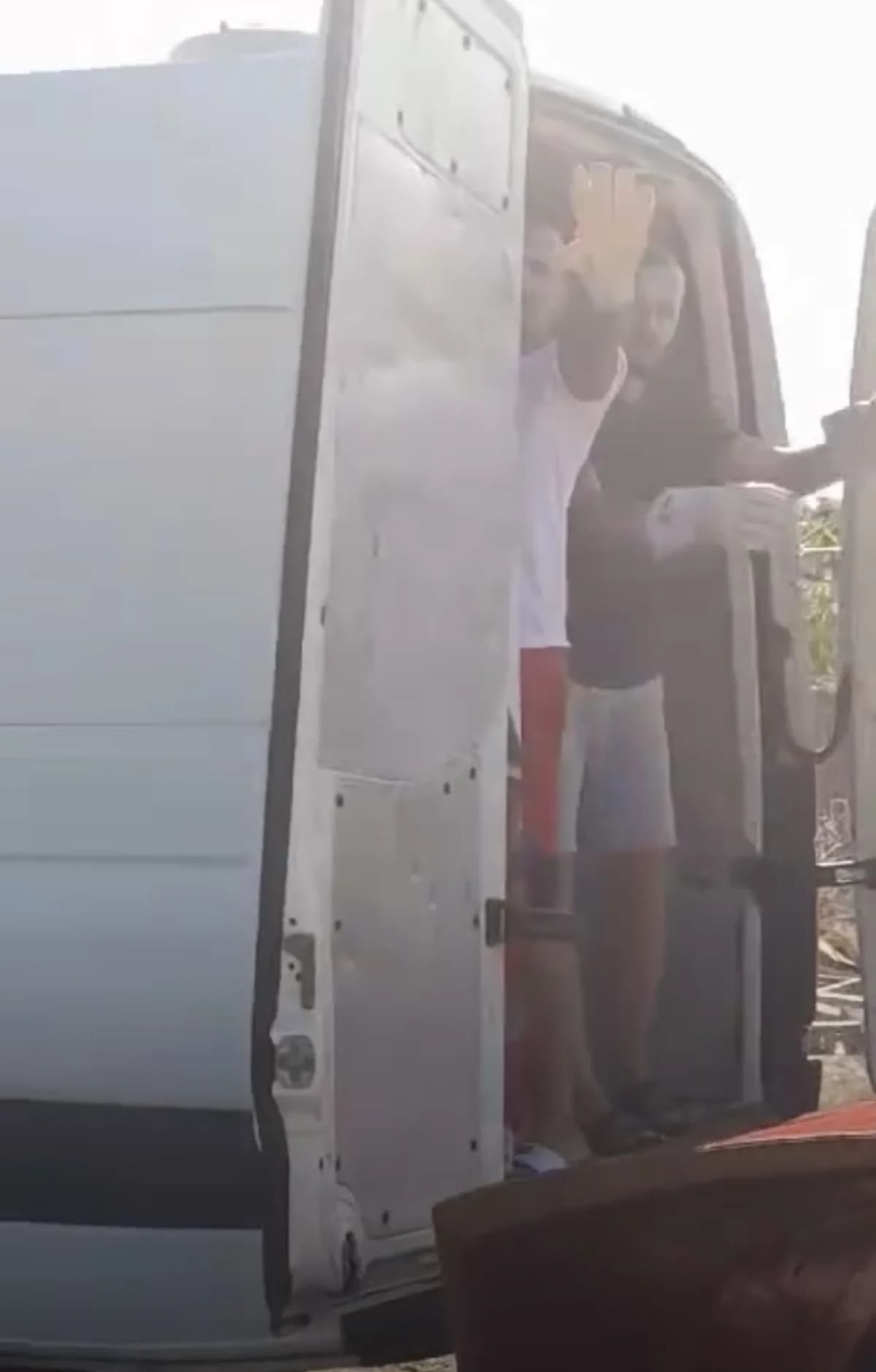 Sramotan incident u Zagrađu! Ležerno izbacivali razni otpad na zelenu površinu