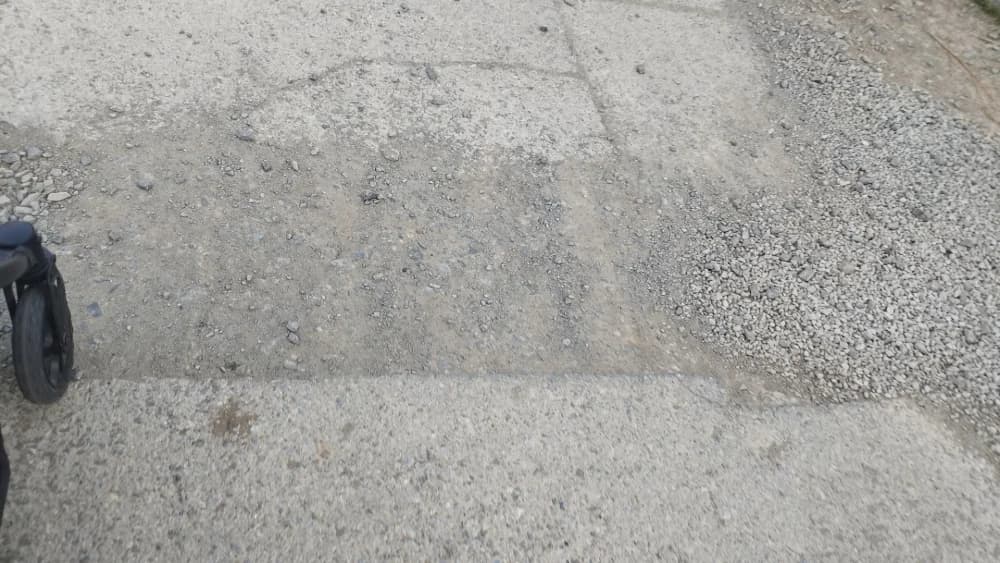 Vetovčani pet godina sami nasipaju šljunak na raskopan kolnik u Čoglanima