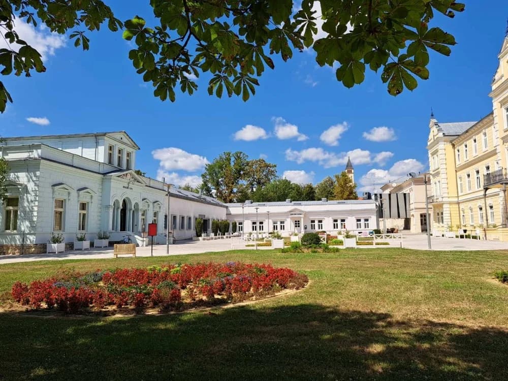 U lipičkom perivoju obnovljena Jelkina klupa i dekorativna vaza