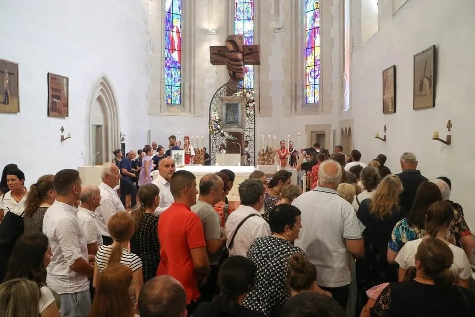 FOTO: Hodočašće obitelji s brojnom djecom u Voćin