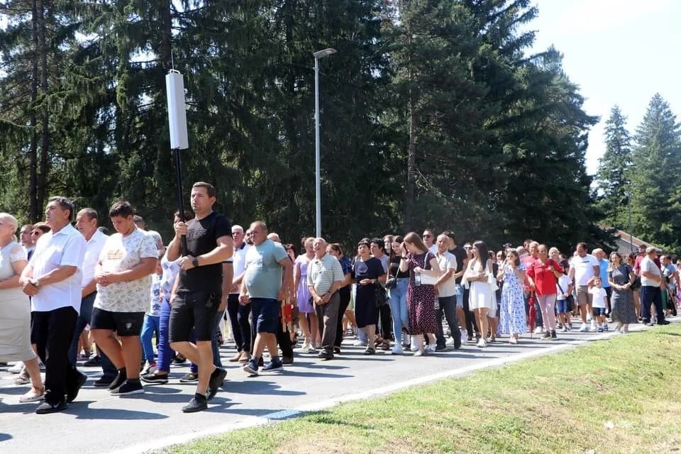 FOTO: Hodočašće obitelji s brojnom djecom u Voćin