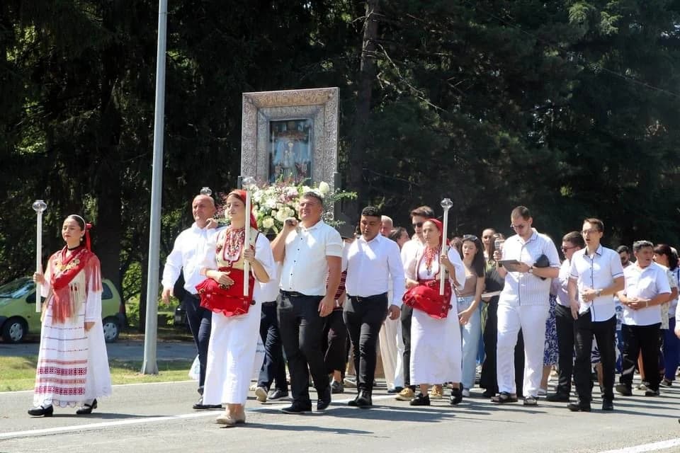 FOTO: Hodočašće obitelji s brojnom djecom u Voćin