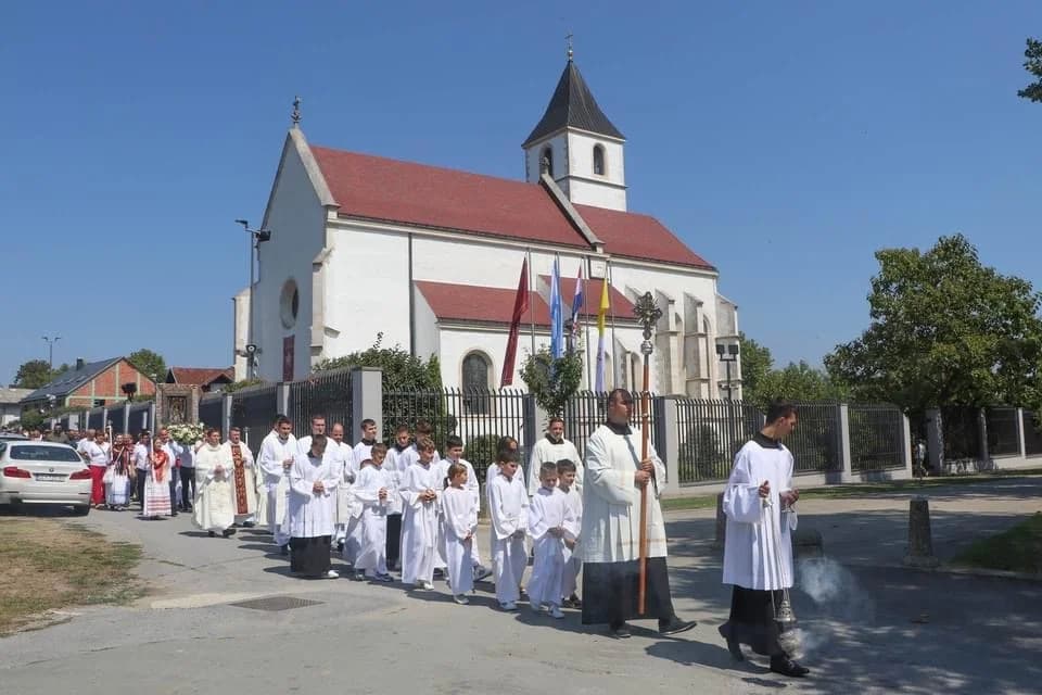 FOTO: Hodočašće obitelji s brojnom djecom u Voćin