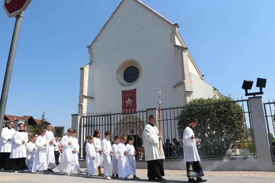 FOTO: Hodočašće obitelji s brojnom djecom u Voćin