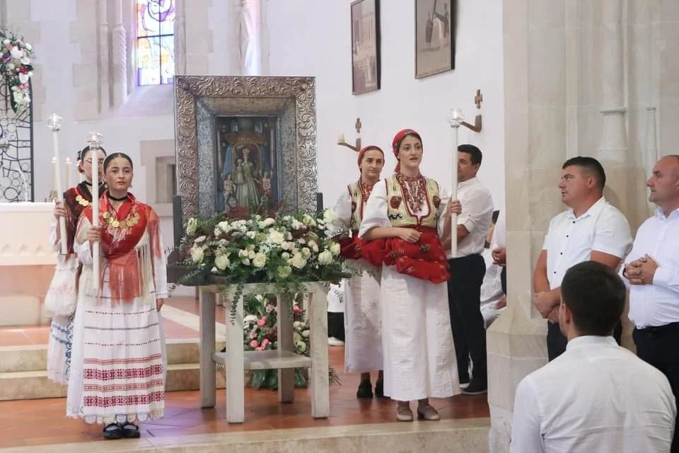 FOTO: Hodočašće obitelji s brojnom djecom u Voćin