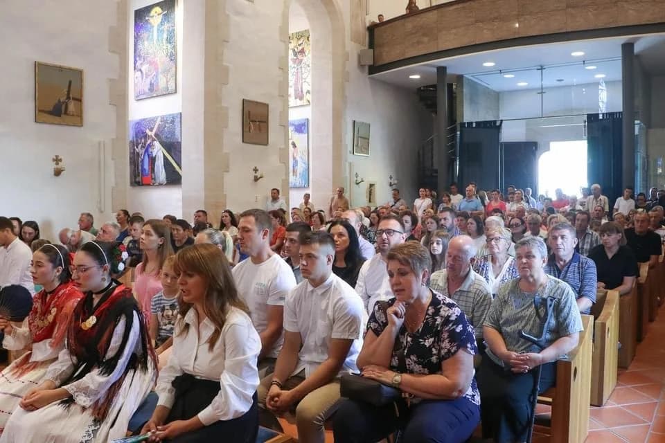 FOTO: Hodočašće obitelji s brojnom djecom u Voćin
