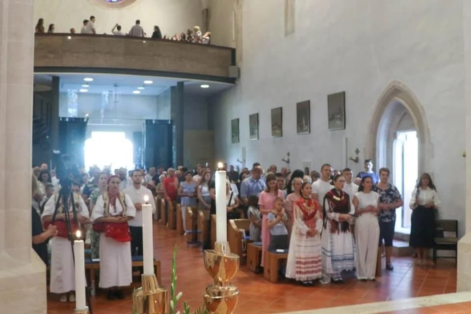 FOTO: Hodočašće obitelji s brojnom djecom u Voćin