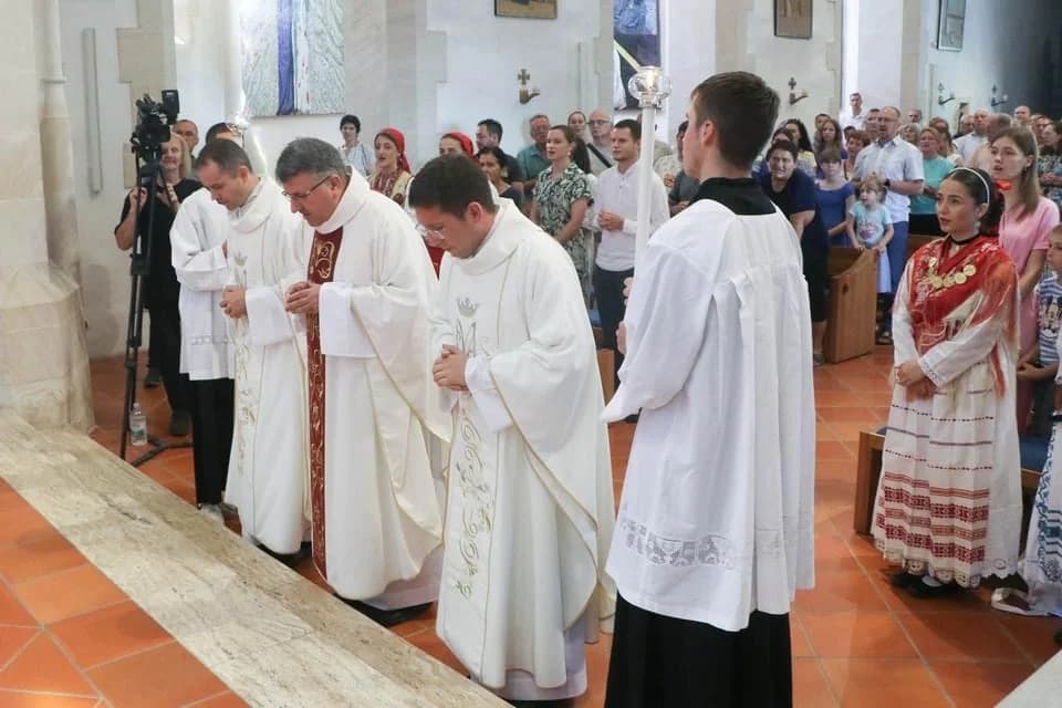 FOTO: Hodočašće obitelji s brojnom djecom u Voćin
