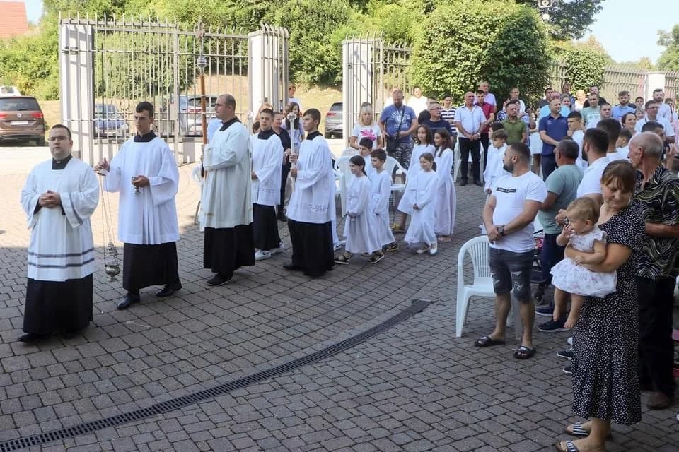 FOTO: Hodočašće obitelji s brojnom djecom u Voćin