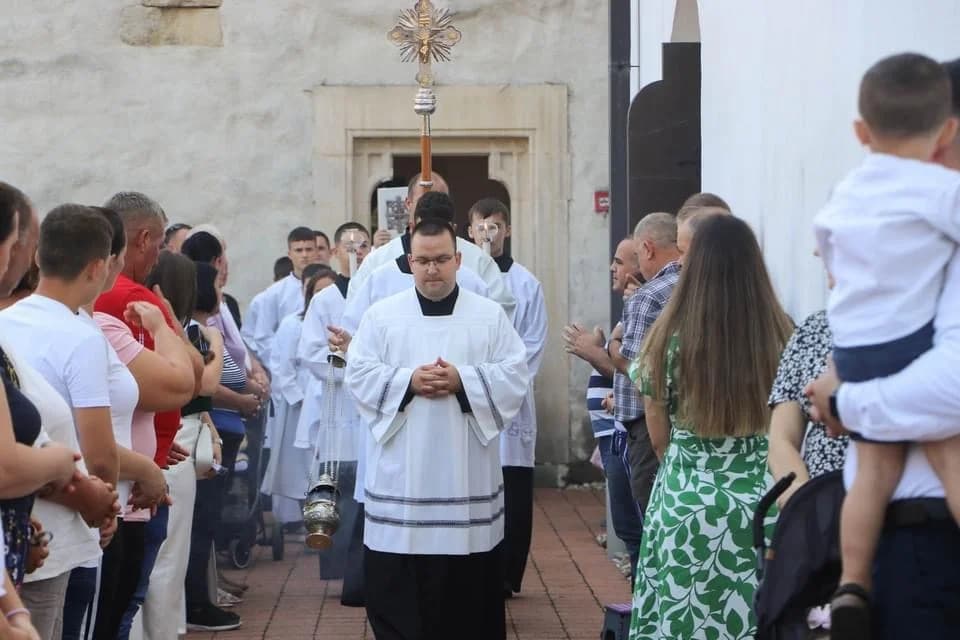 FOTO: Hodočašće obitelji s brojnom djecom u Voćin