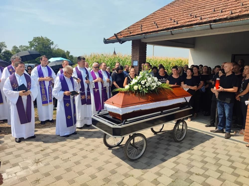 Sprovod oca svećenika Roka Ivanovića