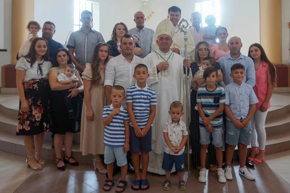 Biskup Ivo krstio troje djece u Đulovcu