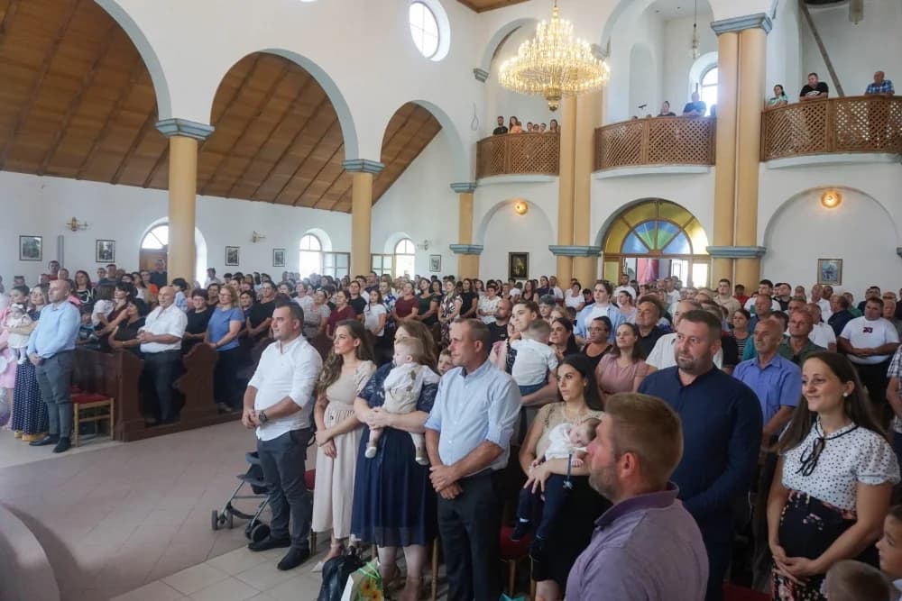 Biskup Ivo krstio troje djece u Đulovcu
