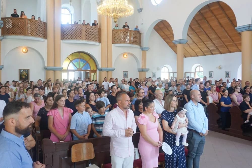 Biskup Ivo krstio troje djece u Đulovcu