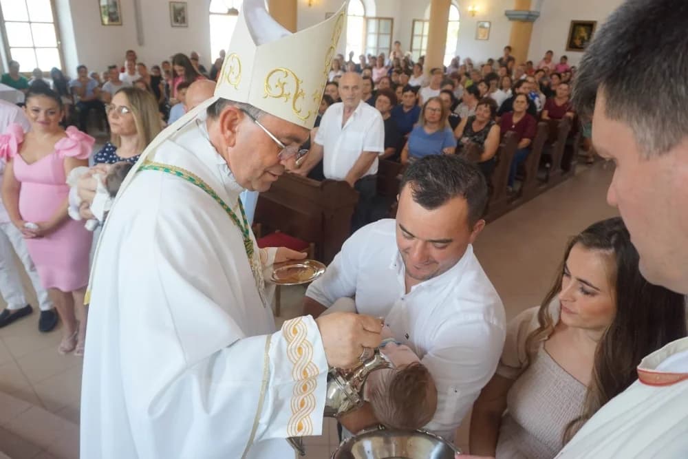 Biskup Ivo krstio troje djece u Đulovcu