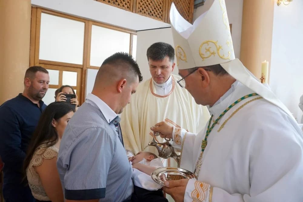 Biskup Ivo krstio troje djece u Đulovcu