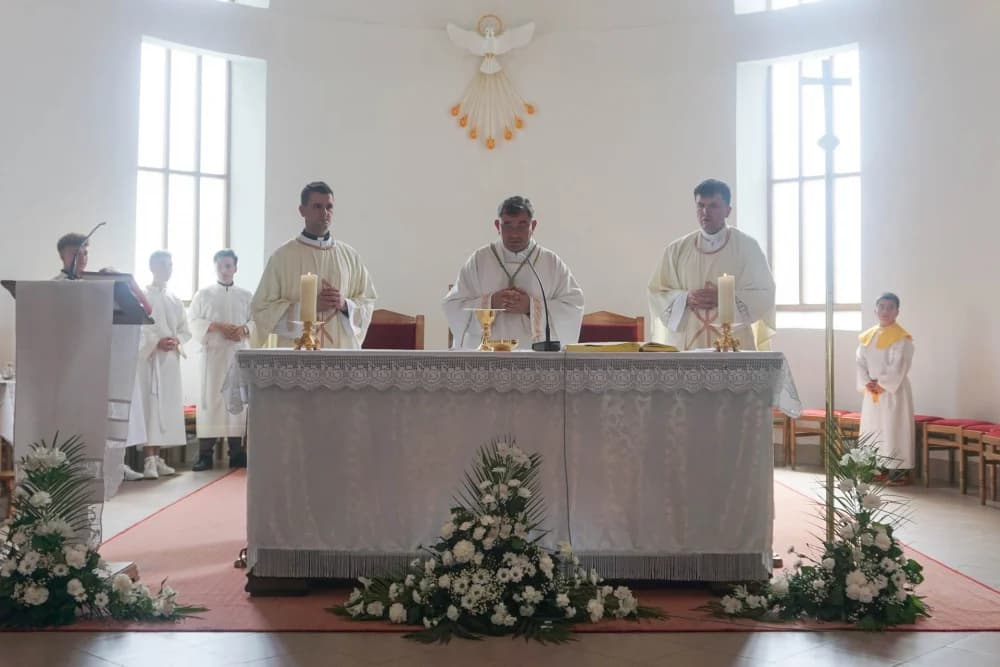 Biskup Ivo krstio troje djece u Đulovcu