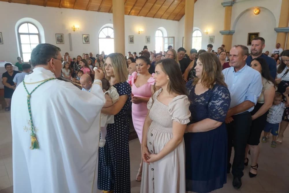 Biskup Ivo krstio troje djece u Đulovcu