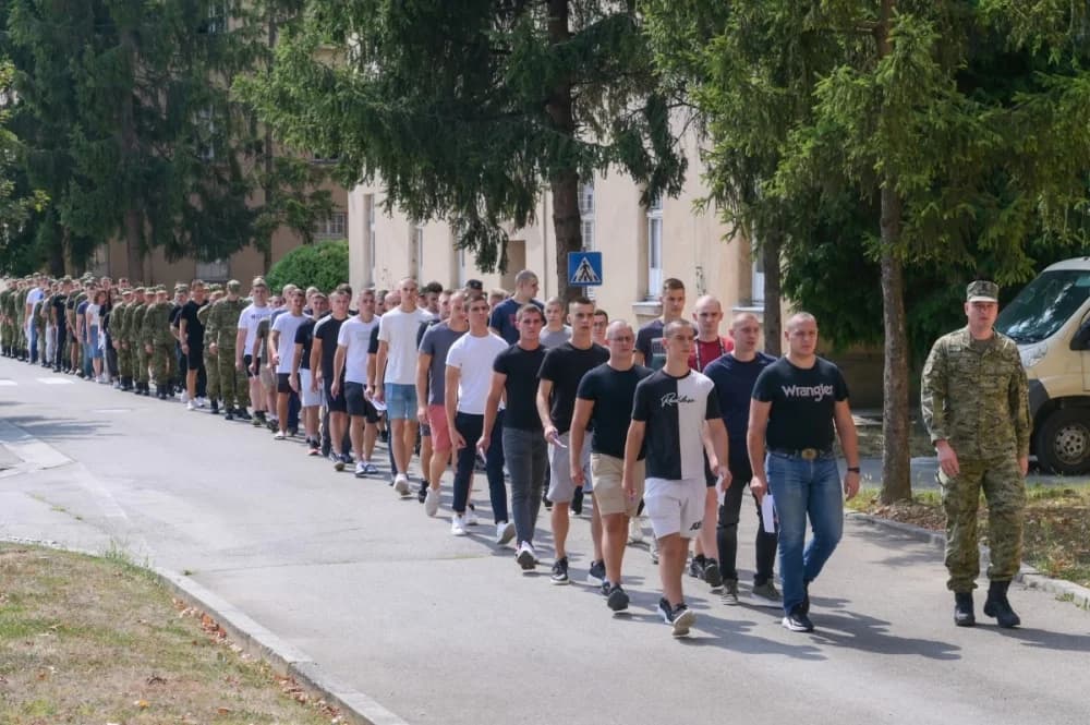 Povećan interes mladih za vojni poziv, ukupno je na Dragovoljno vojno osposobljavanje 43. naraštaja u vojarnu u Požegu stiglo 181 mladića i djevojaka