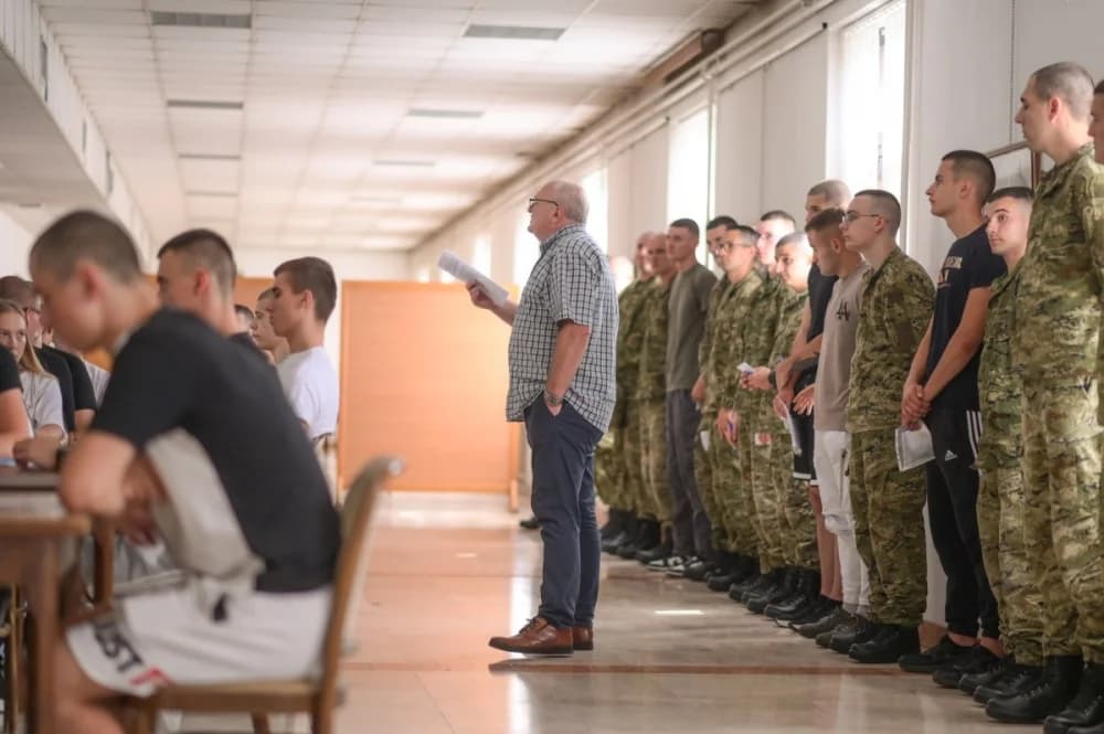 Povećan interes mladih za vojni poziv, ukupno je na Dragovoljno vojno osposobljavanje 43. naraštaja u vojarnu u Požegu stiglo 181 mladića i djevojaka