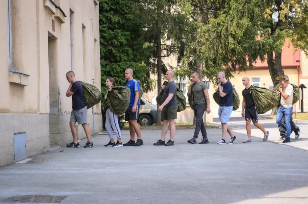 Povećan interes mladih za vojni poziv, ukupno je na Dragovoljno vojno osposobljavanje 43. naraštaja u vojarnu u Požegu stiglo 181 mladića i djevojaka