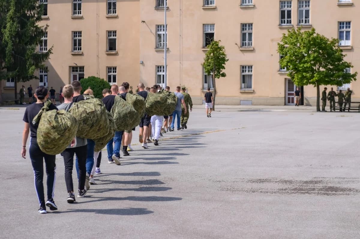 Povećan interes mladih za vojni poziv, ukupno je na Dragovoljno vojno osposobljavanje 43. naraštaja u vojarnu u Požegu stiglo 181 mladića i djevojaka