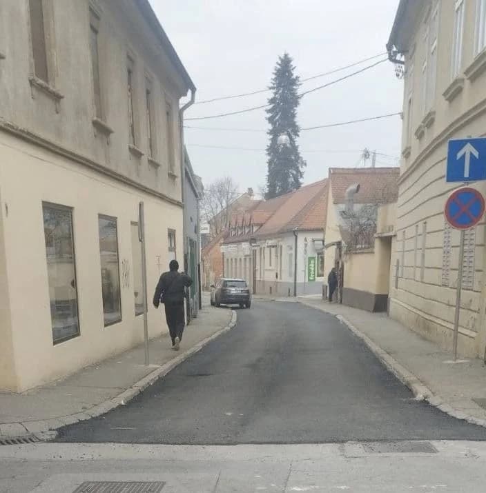 U Županijskoj pukla cijev: “Sva sreća pa ulica nije obnovljena, sad bi raskopali novi asfalt!”