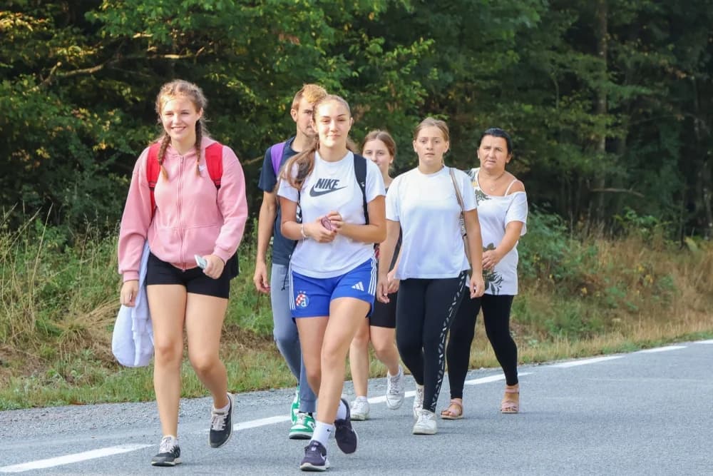 ZAJEDNIŠTVO NA PUTU: Brojni vjernici hodočaste prema voćinskom svetištu