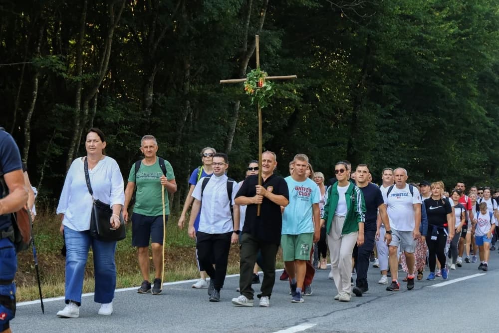 ZAJEDNIŠTVO NA PUTU: Brojni vjernici hodočaste prema voćinskom svetištu