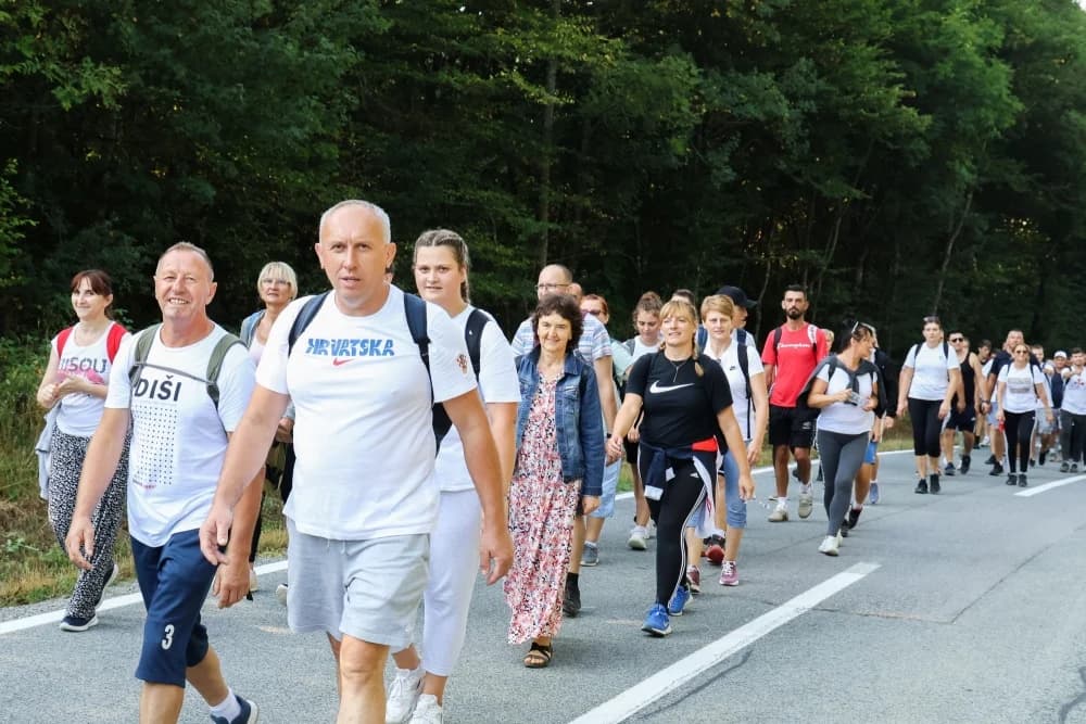 ZAJEDNIŠTVO NA PUTU: Brojni vjernici hodočaste prema voćinskom svetištu